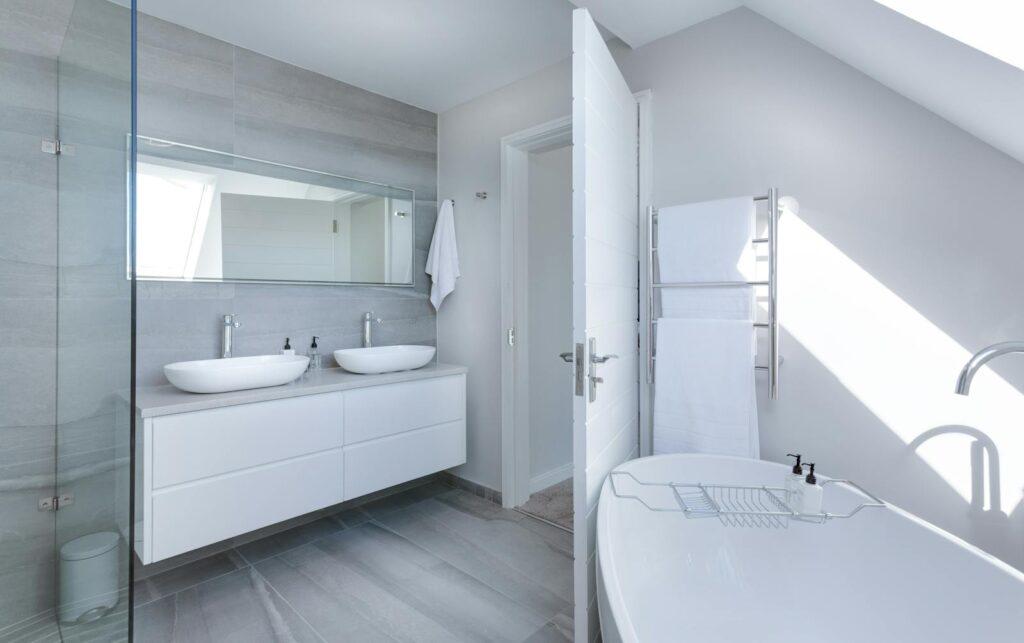 Encimera de cuarzo en cocina moderna con acabado claro