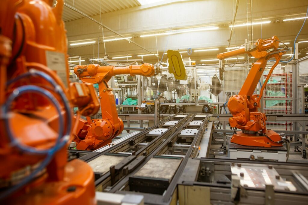 Nave industrial con maquinaria automatizada de color naranja